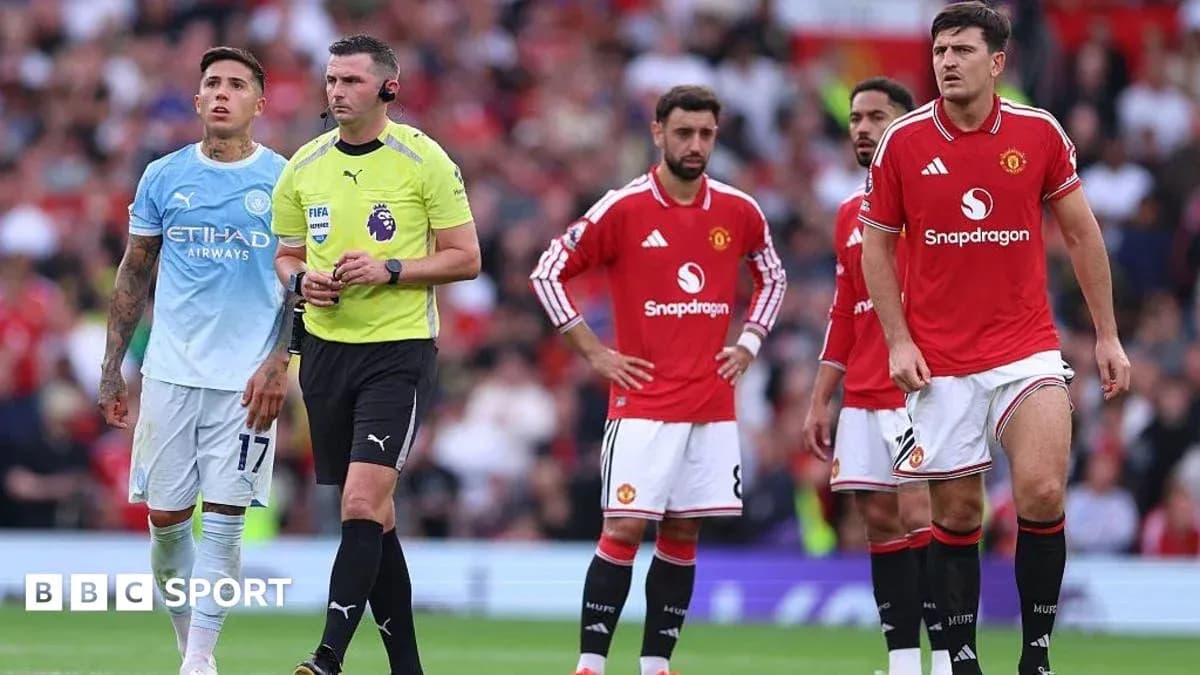Jugadores de Manchester United y árbitro en el campo