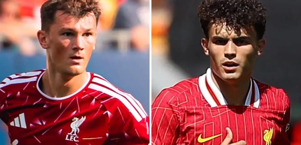 Jugadores de Liverpool en camisetas rojas durante el partido