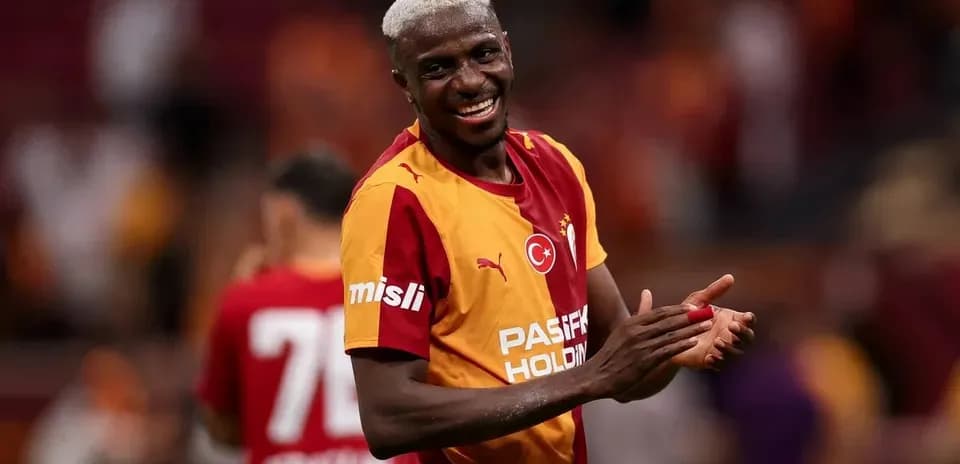 Jugador de Galatasaray sonriendo en el campo