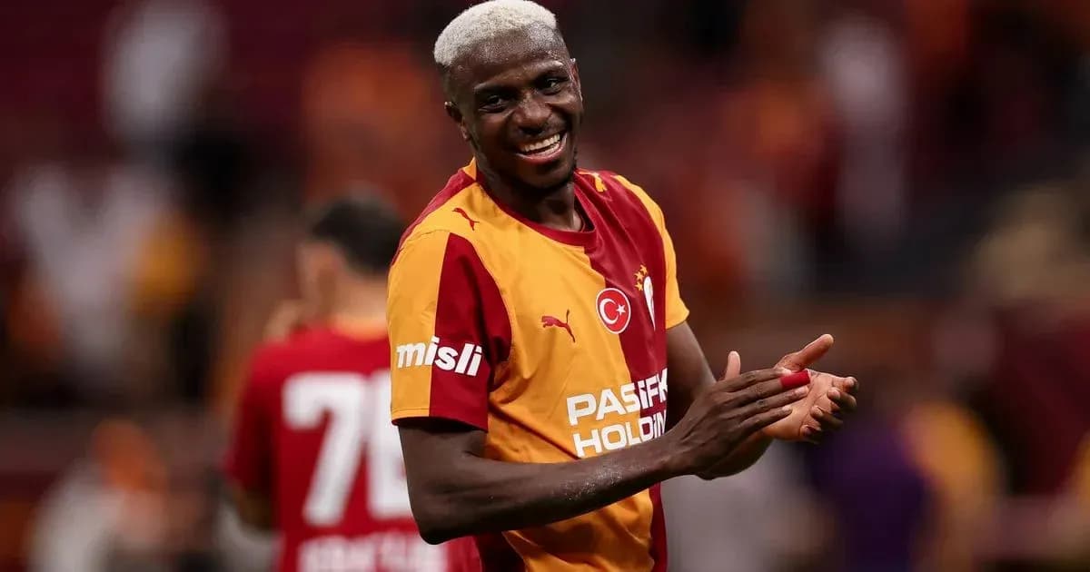 Jugador de Galatasaray sonriendo en el campo