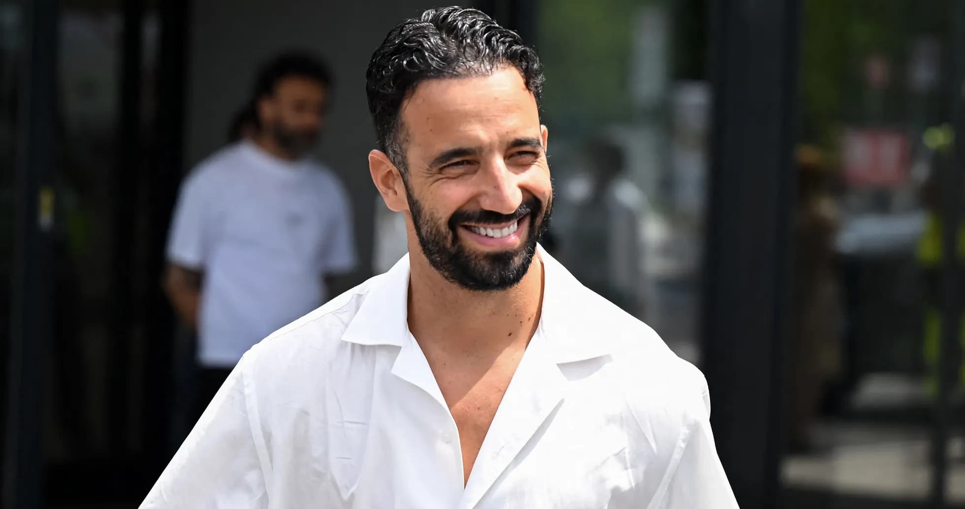 Jugador sonriendo mientras sale de un edificio