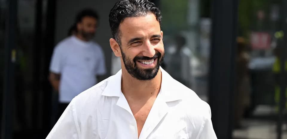 Jugador sonriendo mientras sale de un edificio