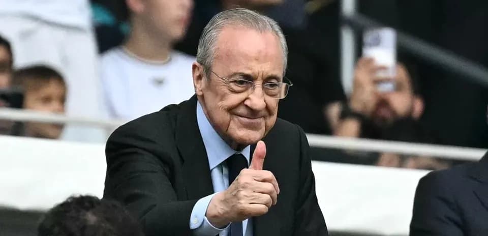 Hombre sonriendo y levantando pulgar en el estadio