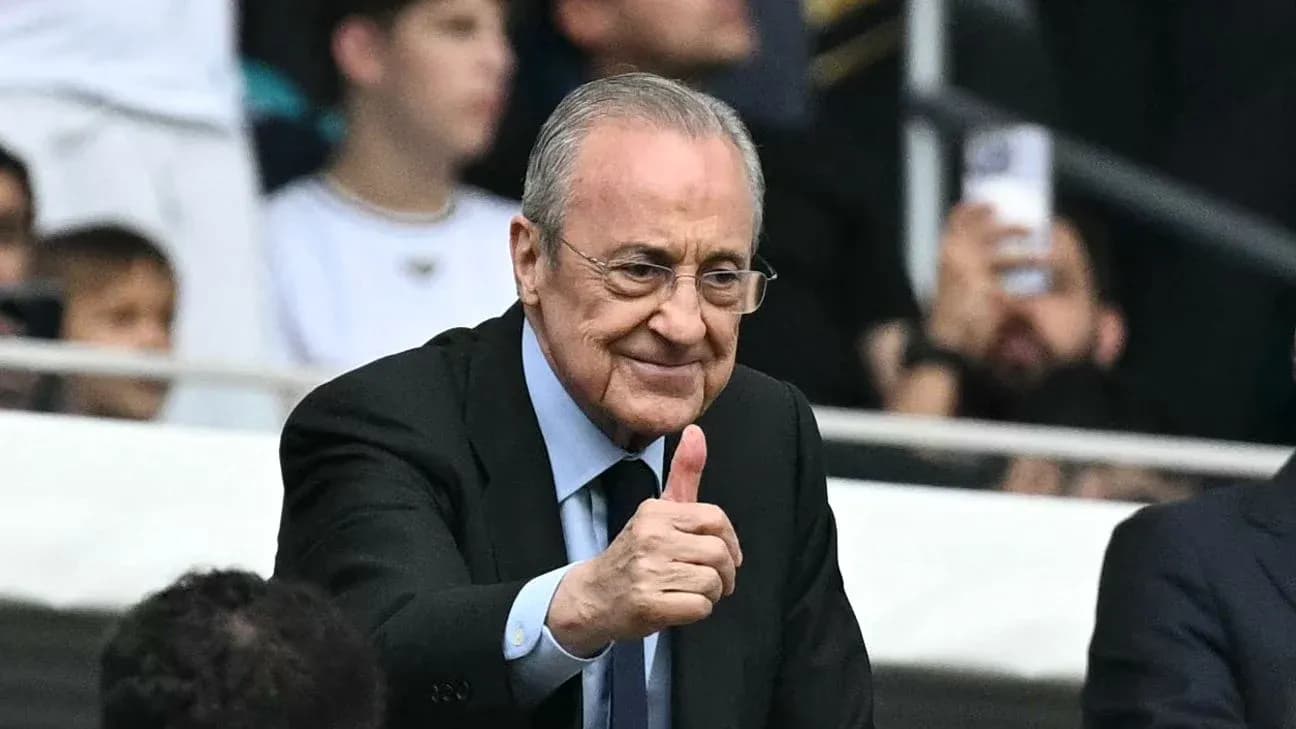Hombre sonriendo y levantando pulgar en el estadio