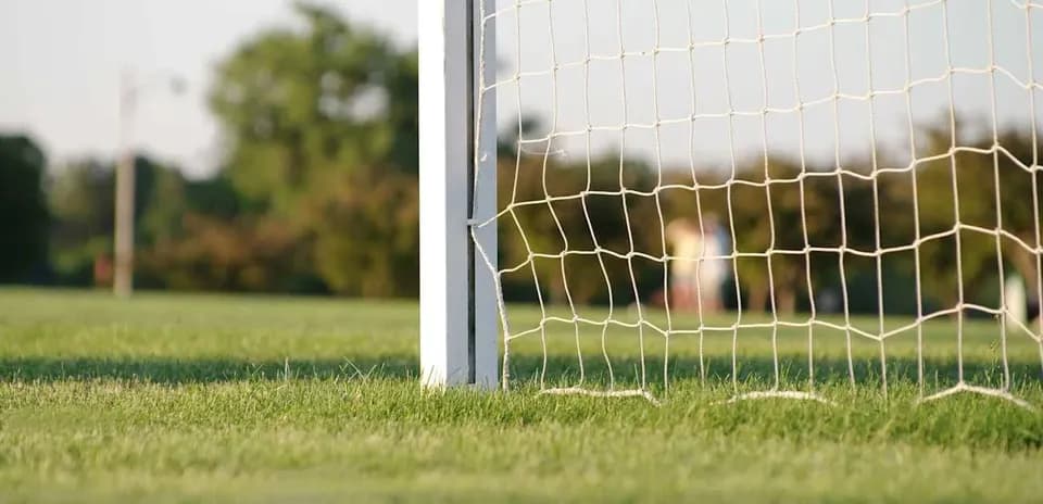 Portería de fútbol en campo verde