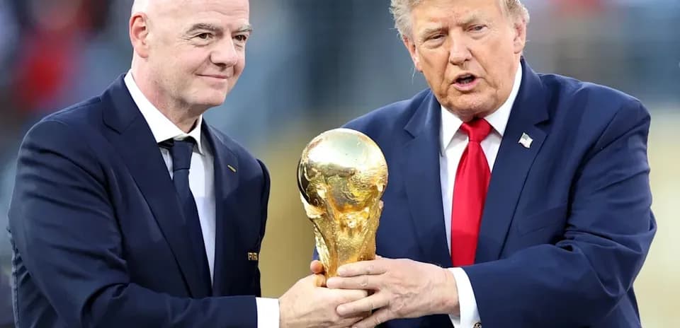 Gianni Infantino y Donald Trump sosteniendo el trofeo de la Copa Mundial