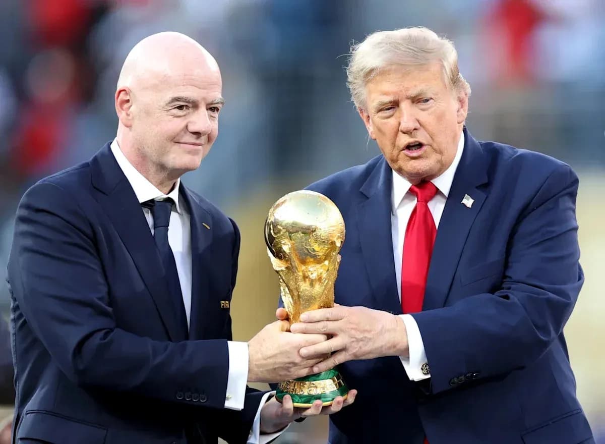 Gianni Infantino y Donald Trump sosteniendo el trofeo de la Copa Mundial
