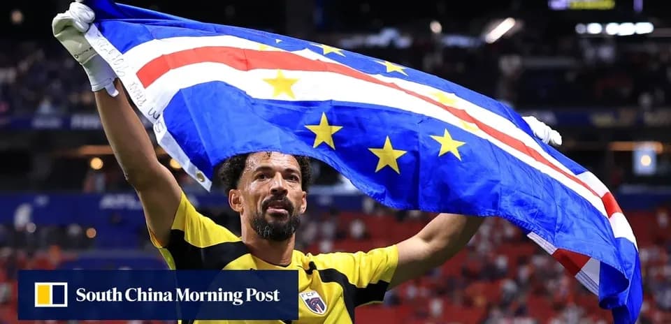Jugador sosteniendo la bandera de Cabo Verde en celebración