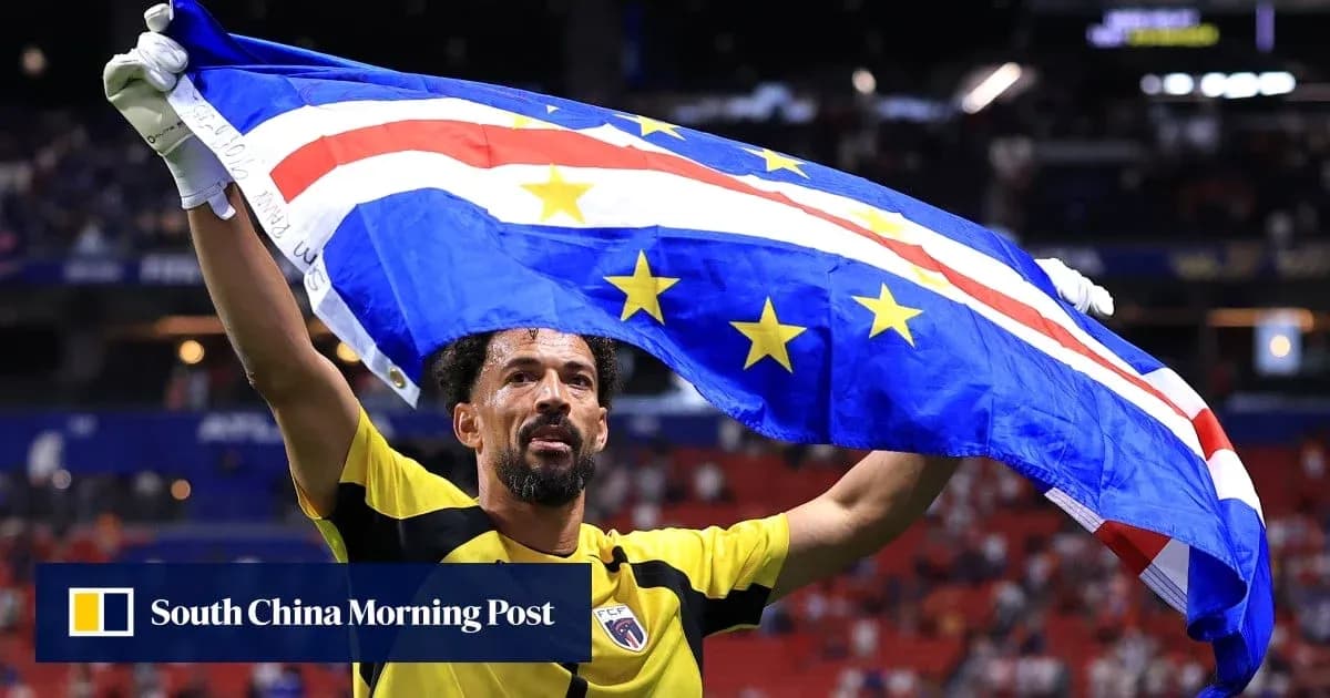 Jugador sosteniendo la bandera de Cabo Verde en celebración