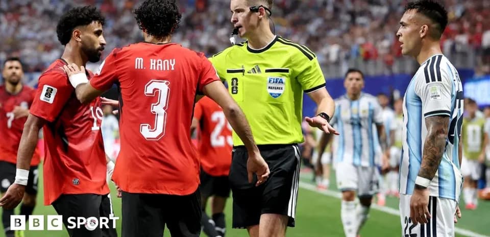 Jugadores y árbitro discutiendo durante el partido