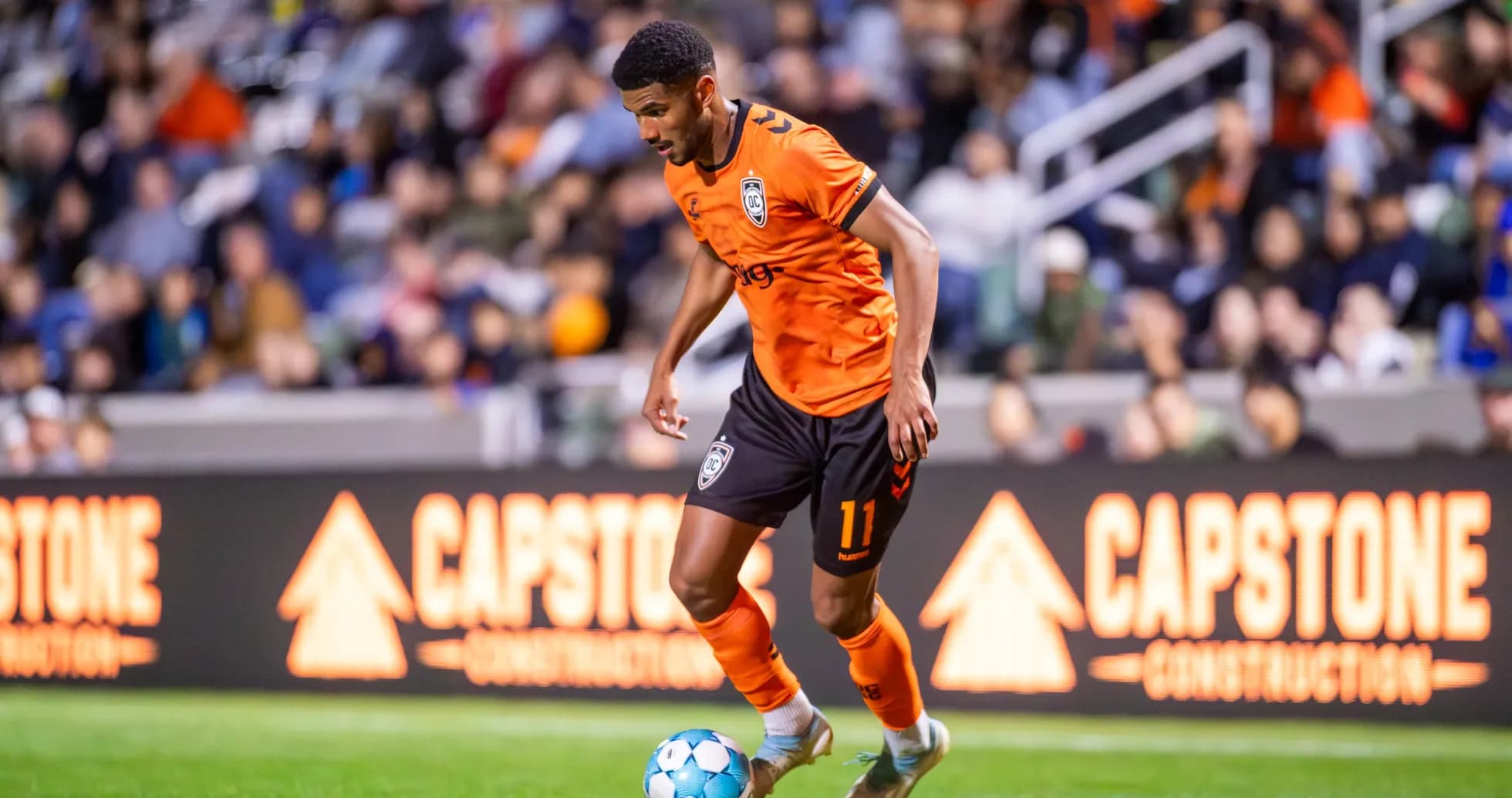 Jugador de Orange County SC con el balón