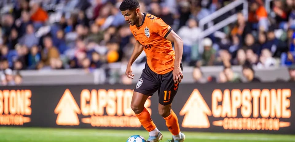 Jugador de Orange County SC con el balón