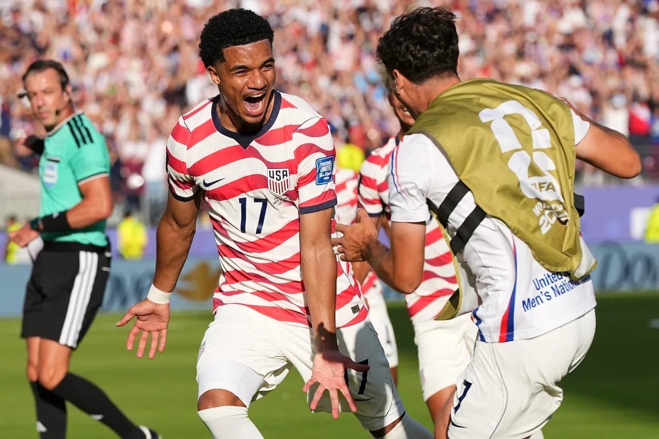 Jugador de Estados Unidos celebra un gol