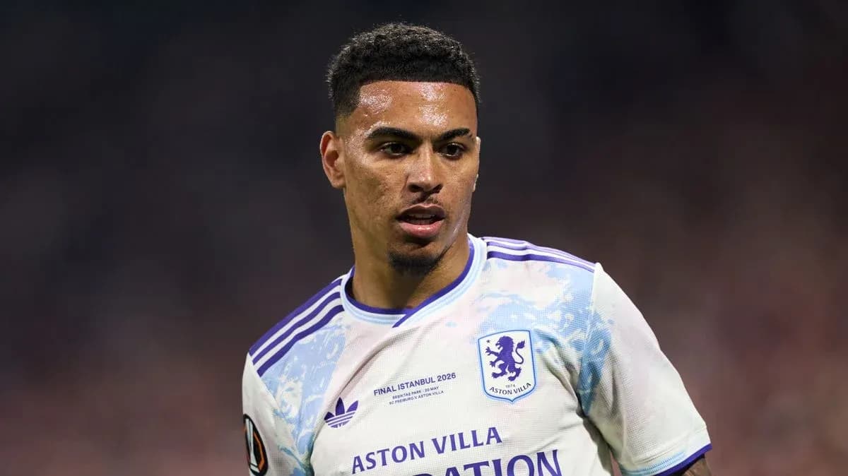 Jugador de Aston Villa en acción durante partido