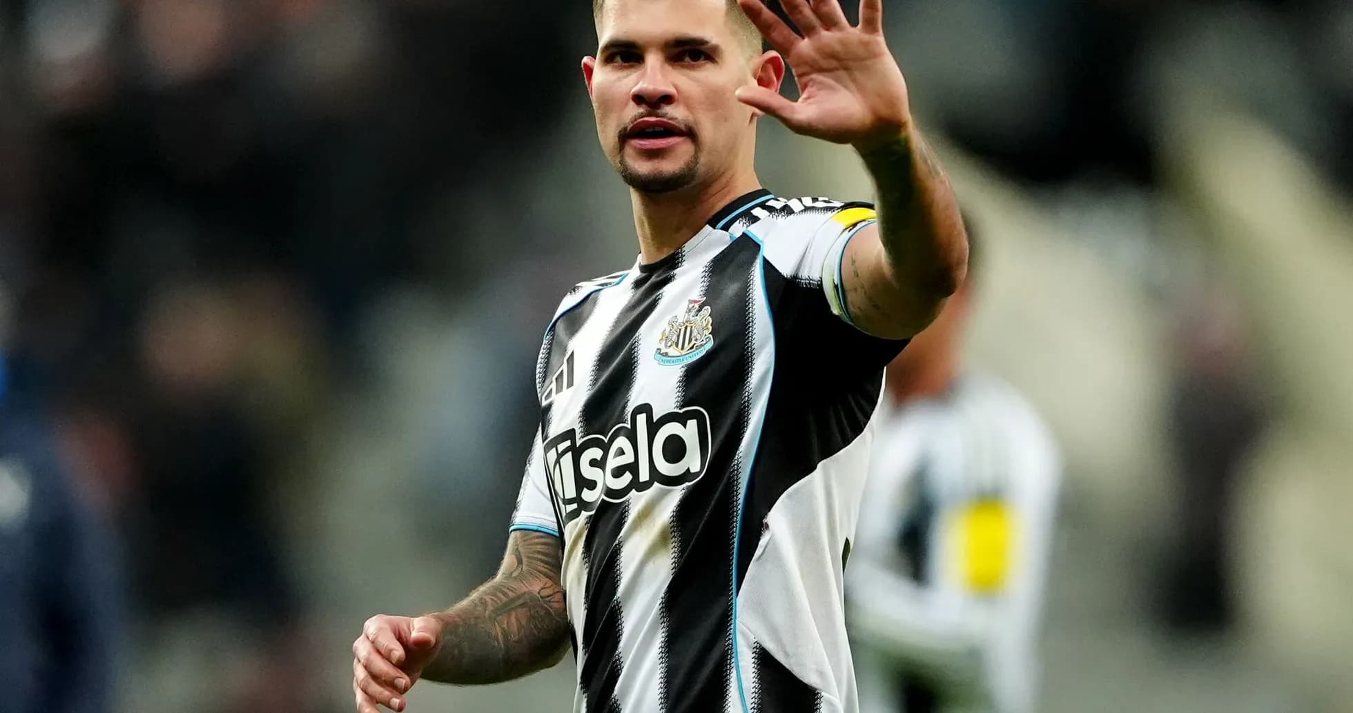 Jugador de Newcastle saludando a la afición