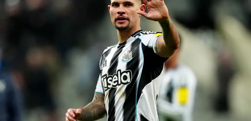 Jugador de Newcastle saludando a la afición