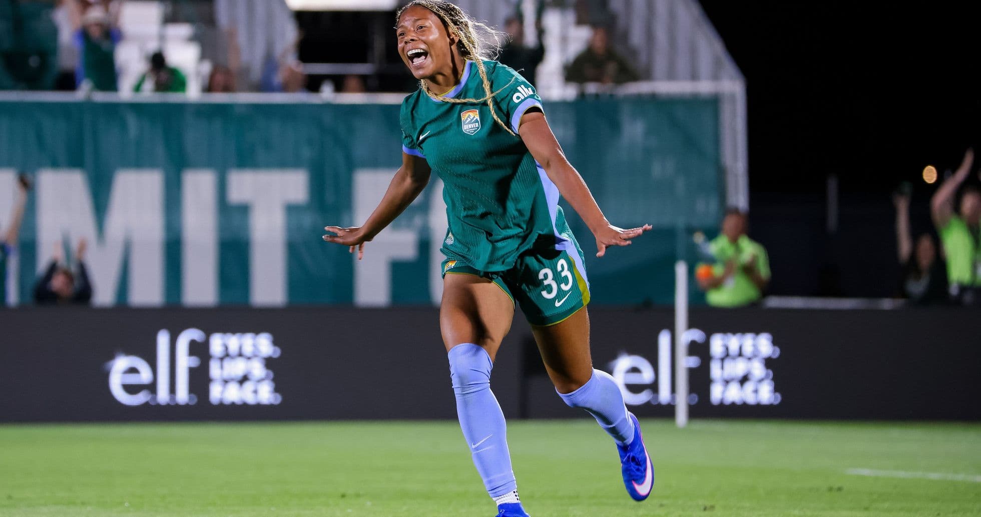 Jugadora celebrando un gol en el campo