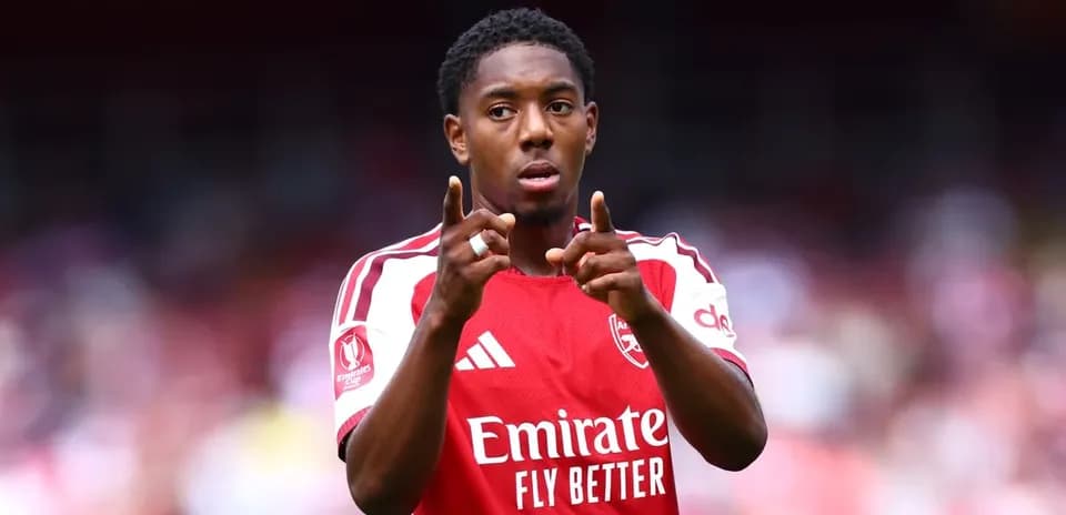 Jugador señalando durante un partido con Arsenal
