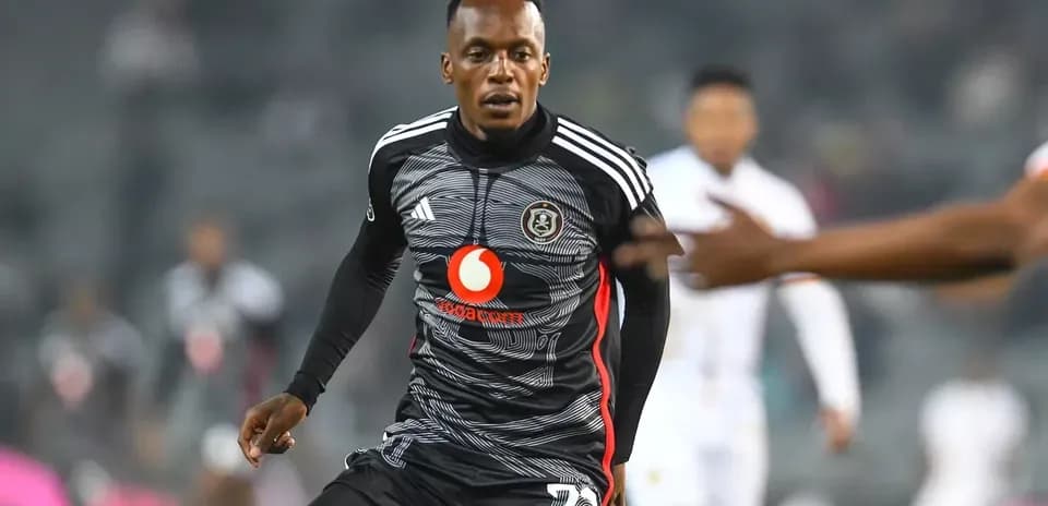 Jugador de fútbol corriendo en uniforme de Orlando Pirates