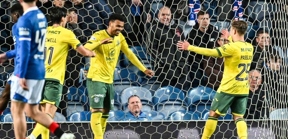 Jugadores celebrando un gol en la portería