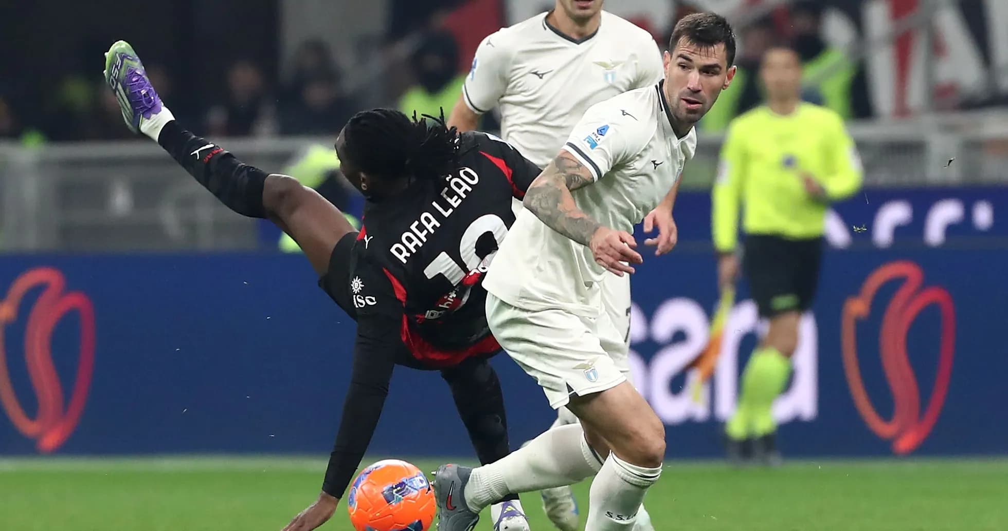 Rafael Leão derriba a jugador de Lazio