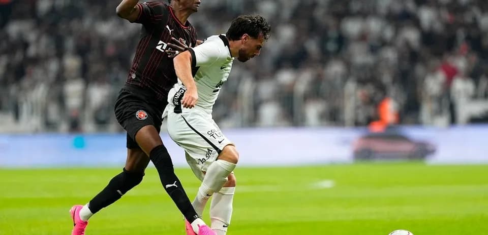 Jugadores compitiendo por el balón en el partido