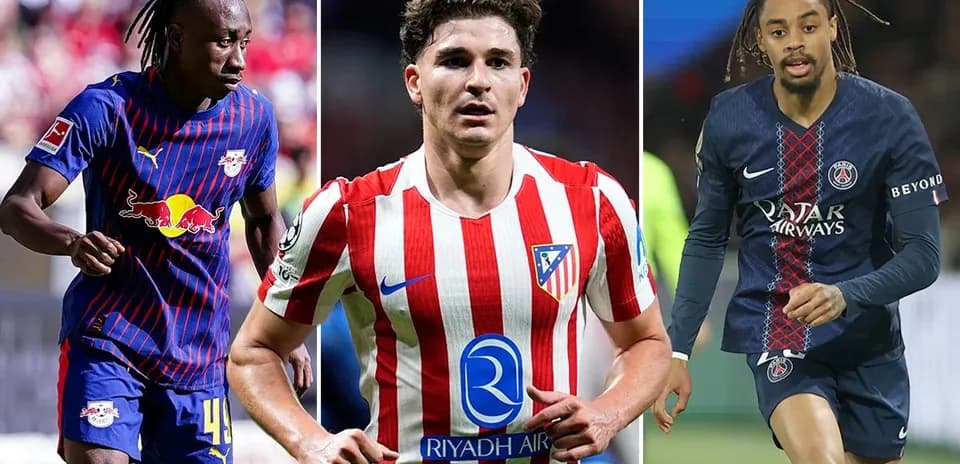 Tres futbolistas de diferentes equipos posando juntos