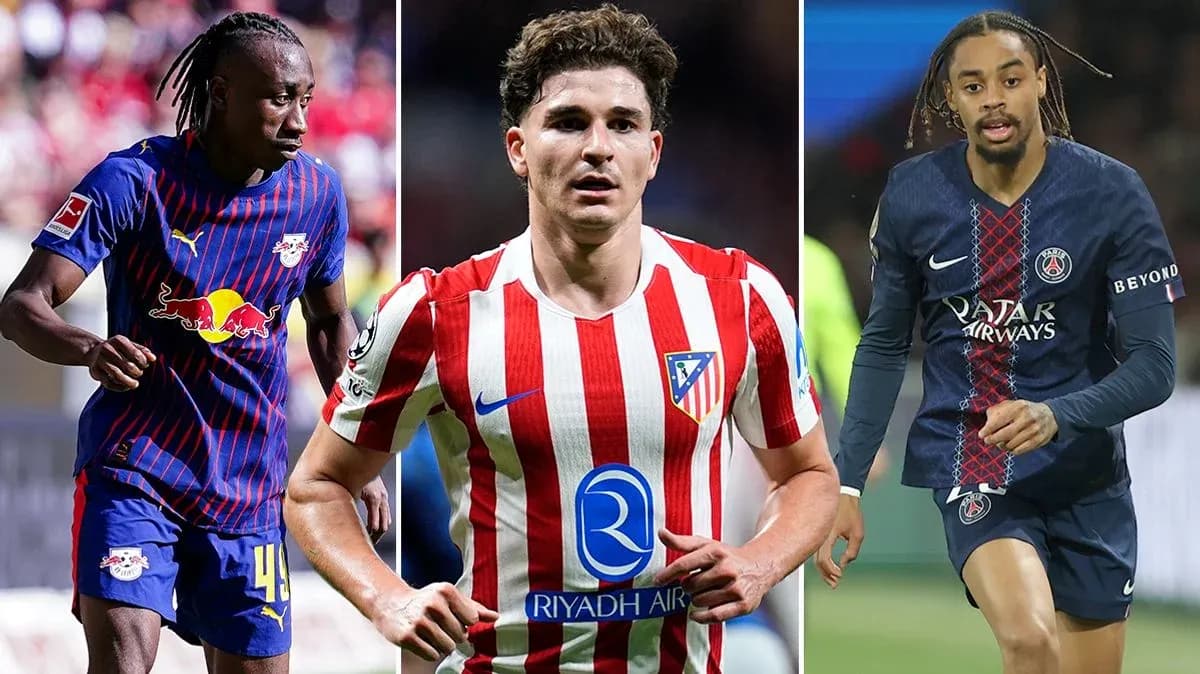 Tres futbolistas de diferentes equipos posando juntos