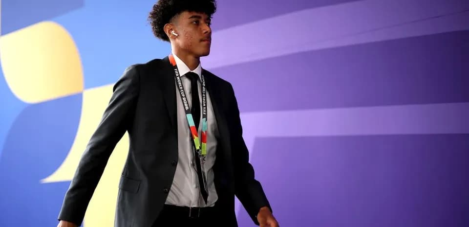 Jugador caminando con traje y gafas en evento