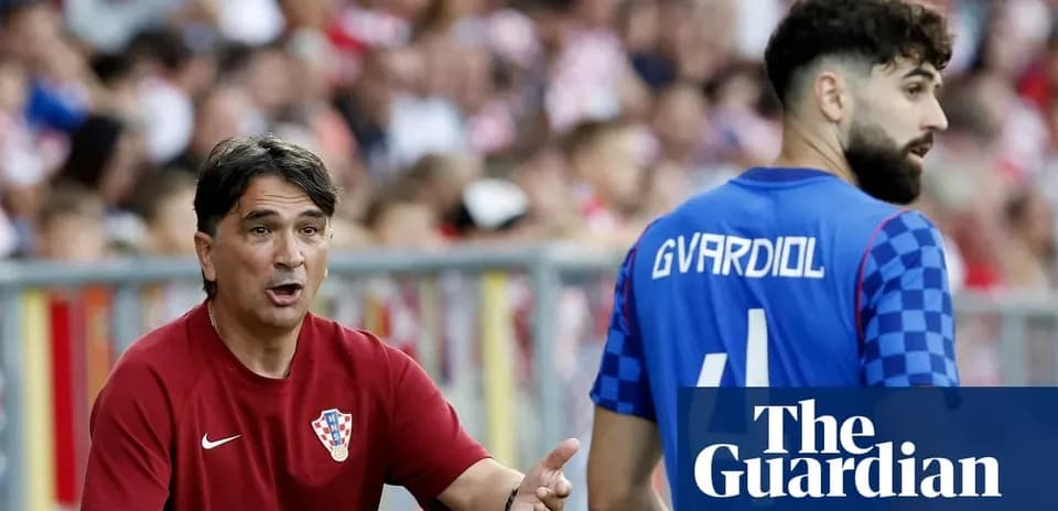 Entrenador de Croacia hablando con jugador en campo