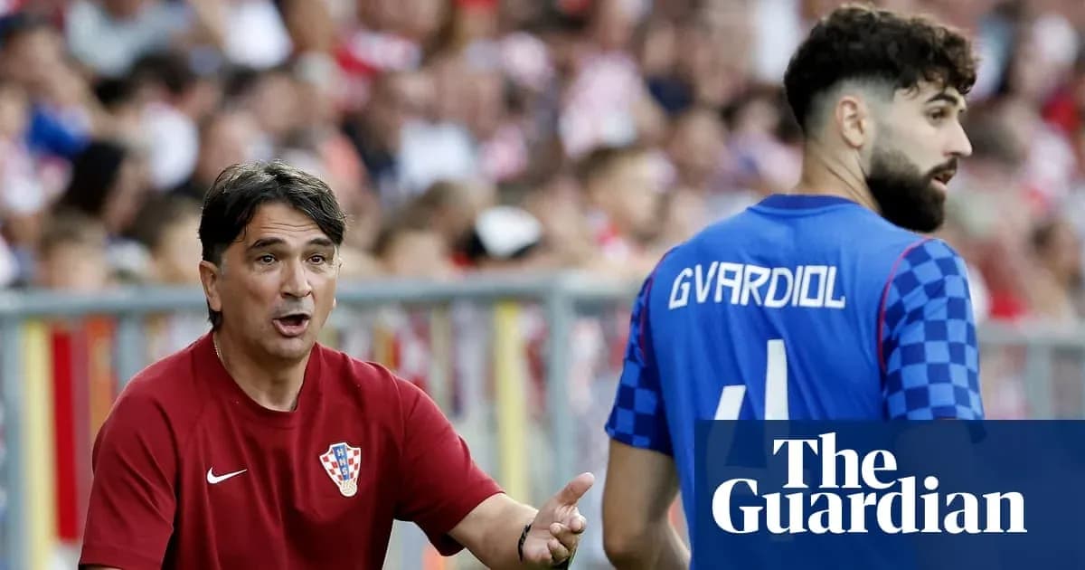Entrenador de Croacia hablando con jugador en campo