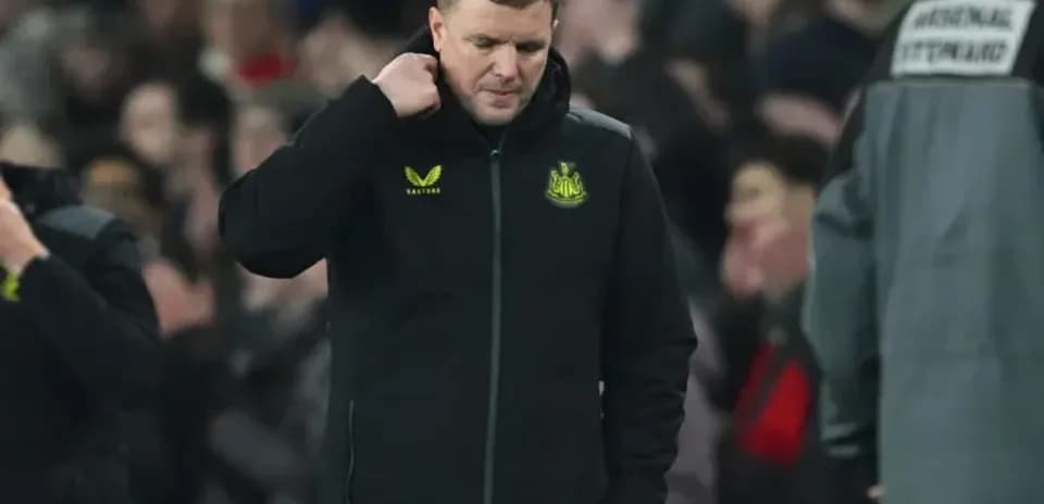 Entrenador de Newcastle caminando cabizbajo en el estadio