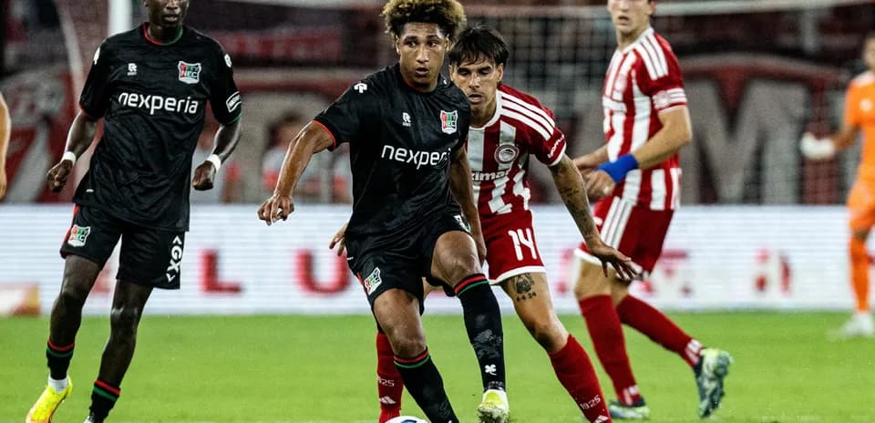 Jugador de NEC Nijmegen driblando ante Olympiakos