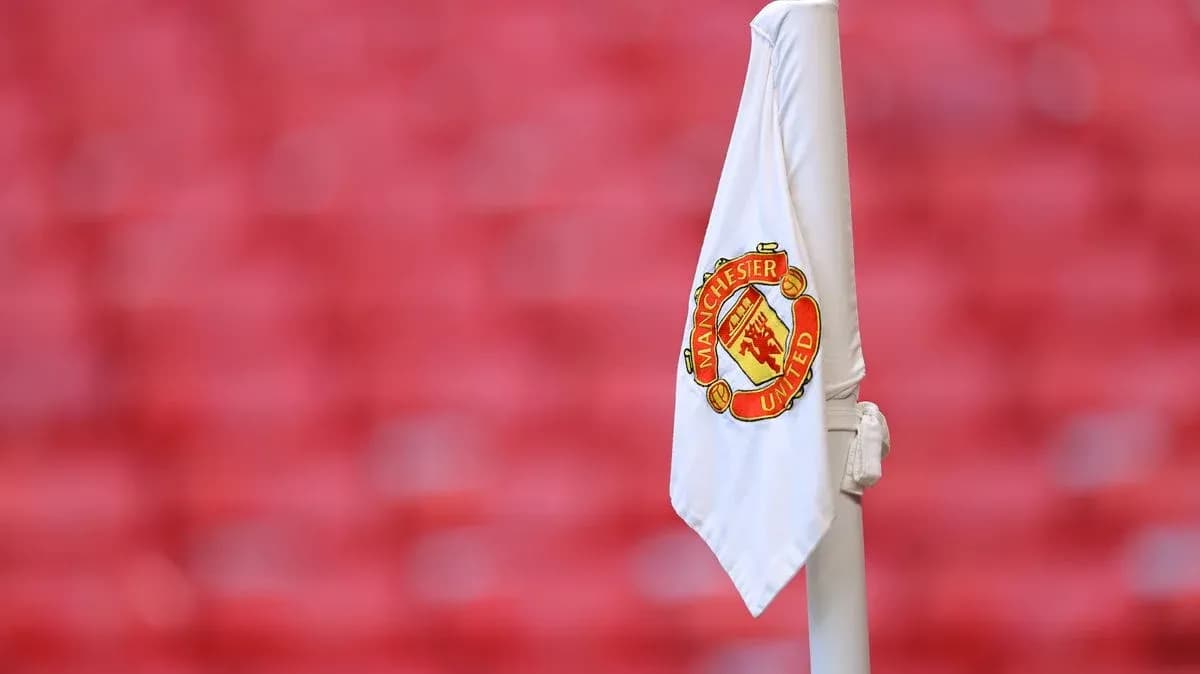 Esquina con bandera de Manchester United en estadio