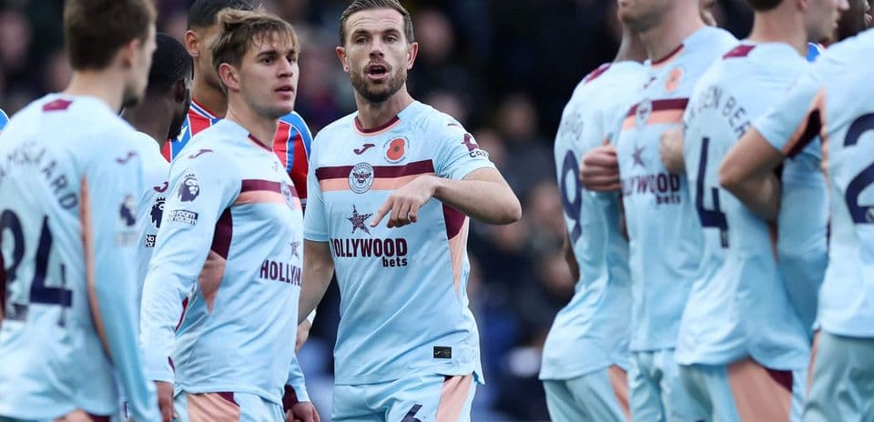 Jugadores de Brentford en acción durante el partido