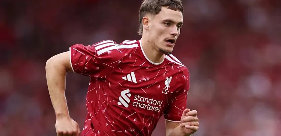 Jugador de Liverpool corriendo durante un partido