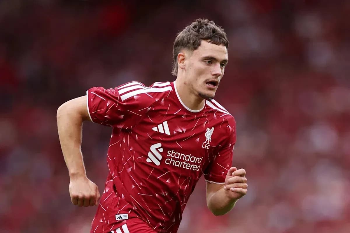 Jugador de Liverpool corriendo durante un partido
