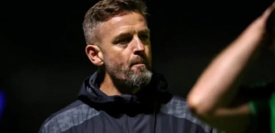 Entrenador observando a jugadores en el campo