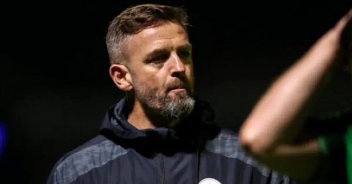 Entrenador observando a jugadores en el campo