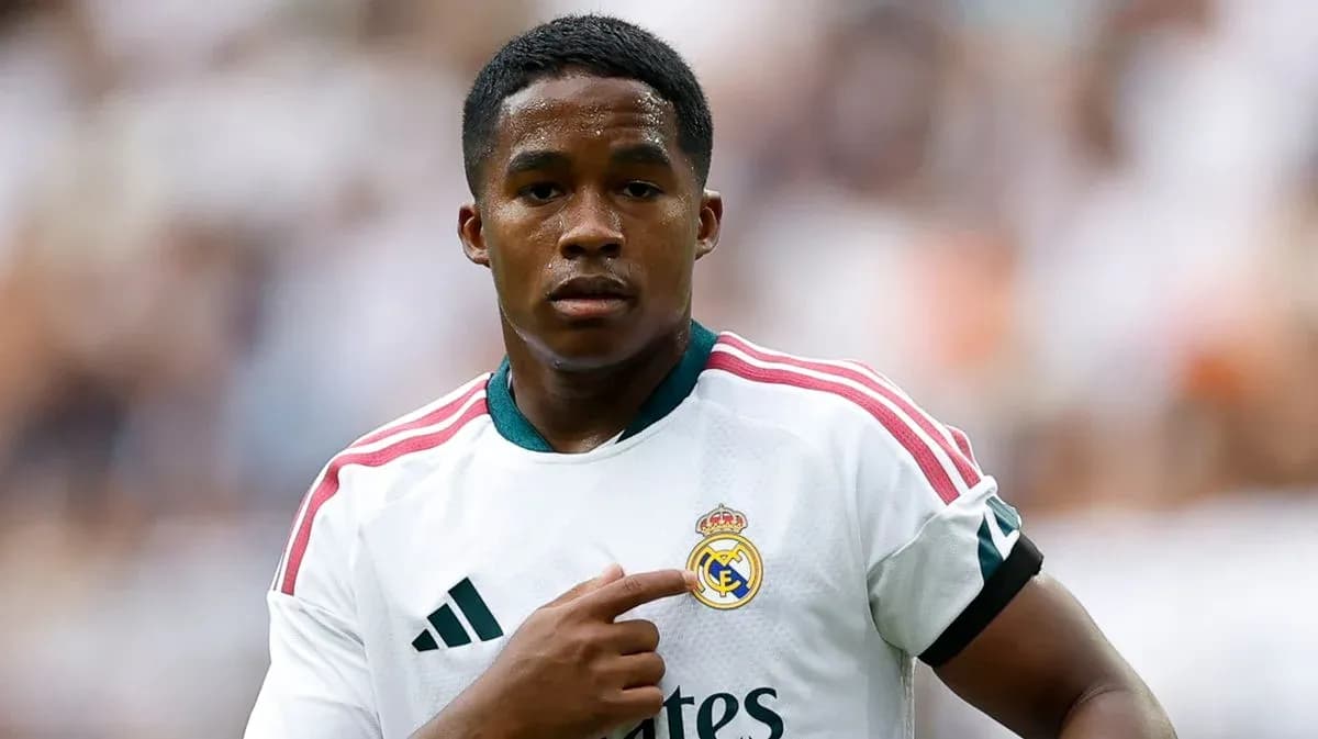 Jugador señalando el escudo del Real Madrid