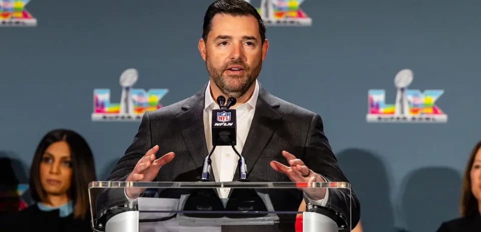 Persona hablando en conferencia de prensa de NFL
