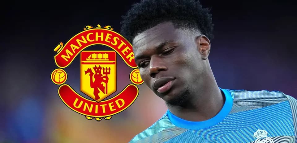 Jugador de fútbol con logo de Manchester United