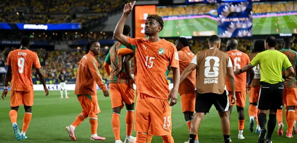 Jugador de Costa de Marfil celebra en partido
