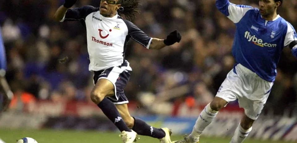 Jugador de Tottenham corriendo, rival lo persigue
