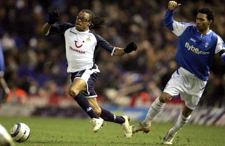 Jugador de Tottenham corriendo, rival lo persigue