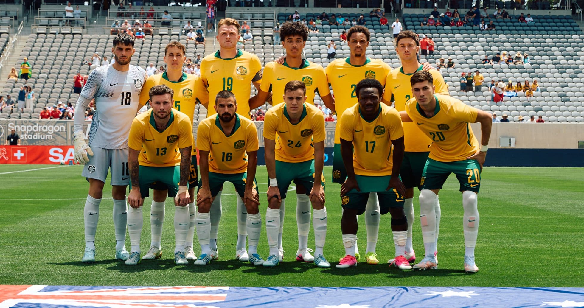 Equipo de fútbol de Australia posando en el estadio