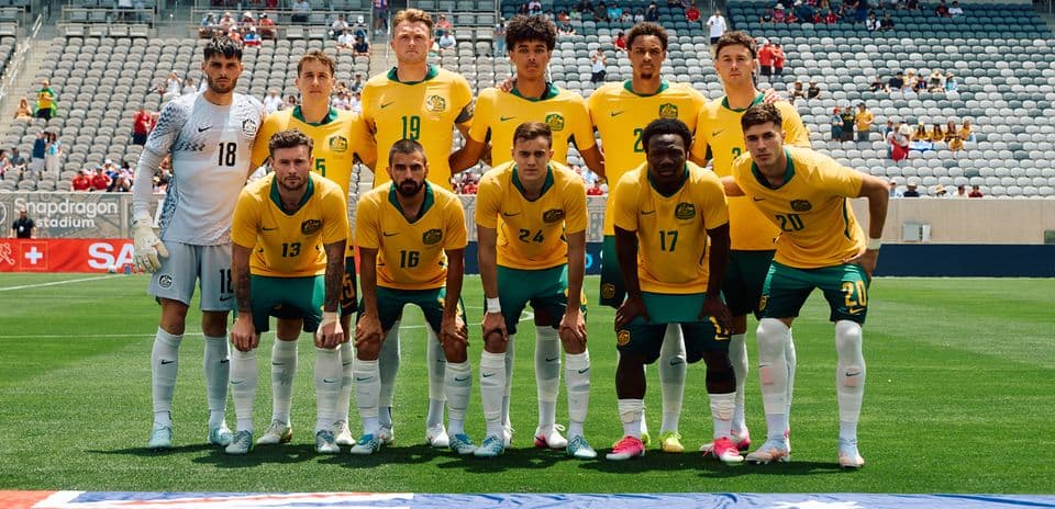 Equipo de fútbol de Australia posando en el estadio