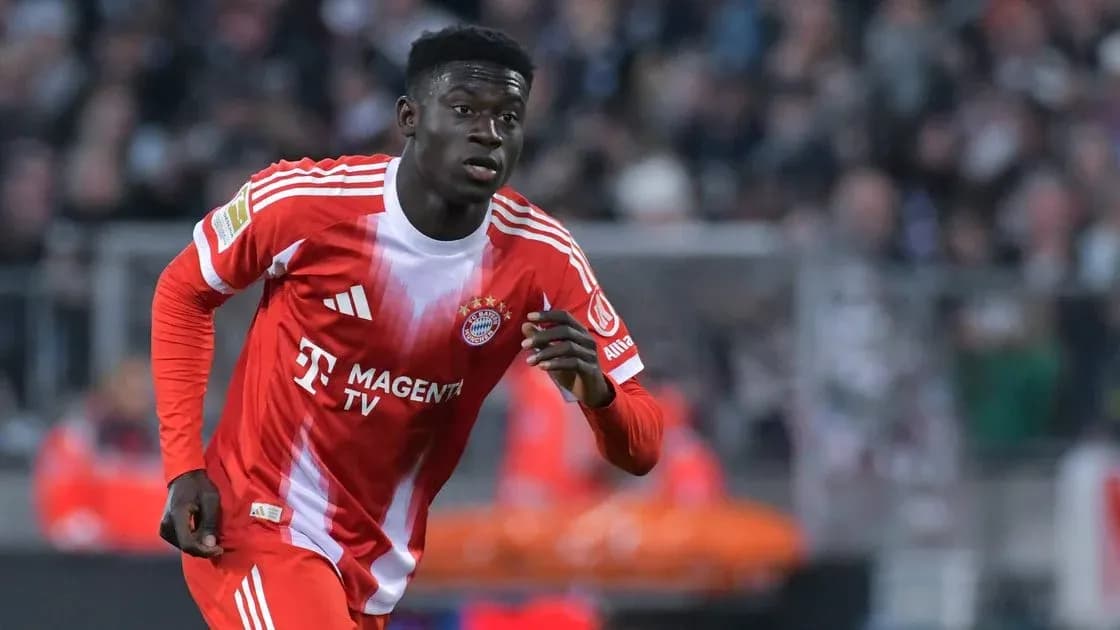 Jugador de Bayern Múnich corriendo en el campo