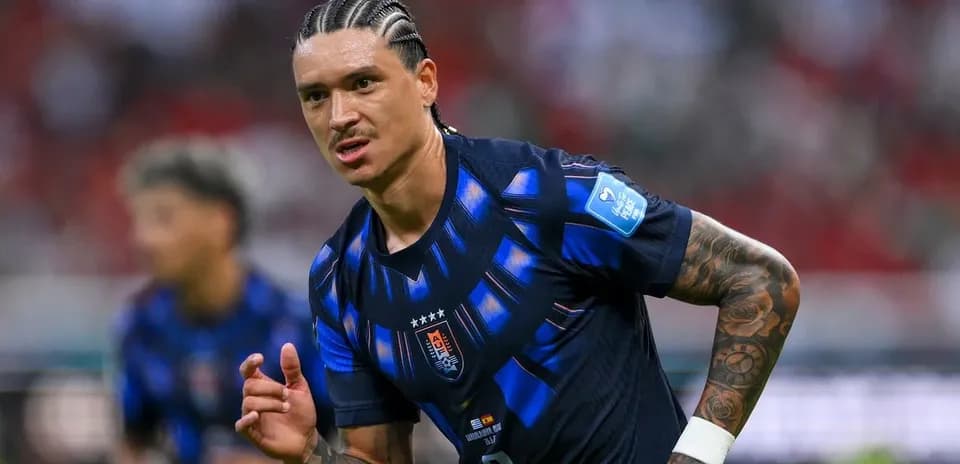 Jugador corriendo en campo durante un partido