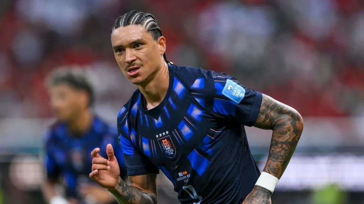 Jugador corriendo en campo durante un partido